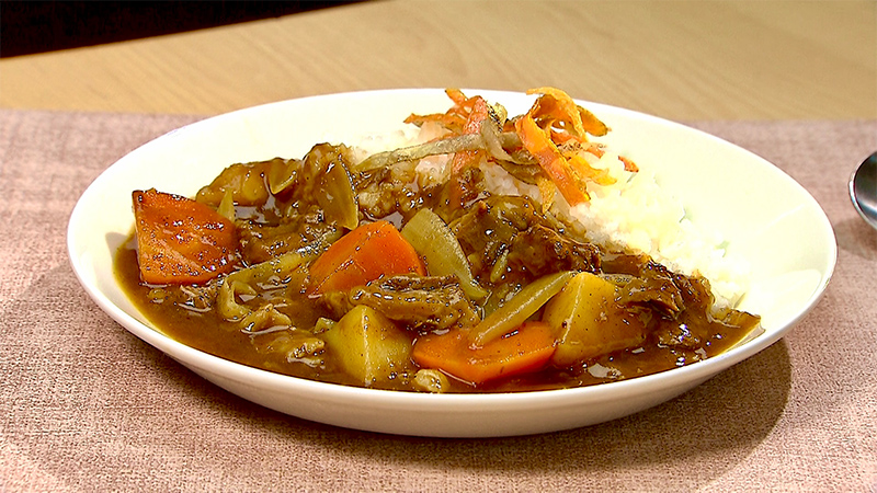 カレー新時代へ。王道牛すじ野菜チップスカレー1000円（税込） 